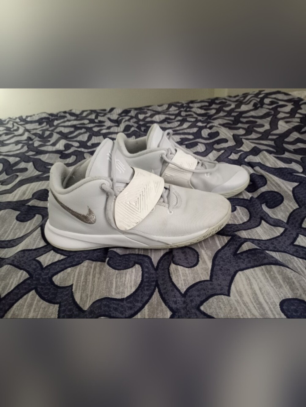 KYRIE FLYTRAP 3 Youth Basketball Sneakers